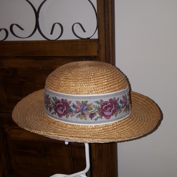 unknown Accessories - ♥️😊Straw hat with floral band🛍🌹